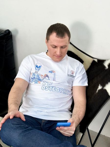 Футболка остеопат со скелетом белая VG-TSHIRT-OSK-WH-S фото